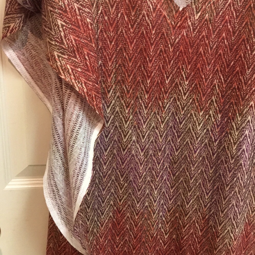 Chevron Patterned V-Neck Top with Flowy Sides - Picture 5 of 7